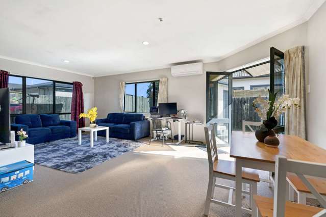 Fabulous Victoria Location, Minutes to Town!