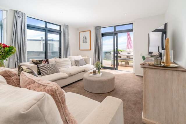 WEATHERBOARD, STUNNING VIEWS, FREEHOLD! | BEO $1,225,000