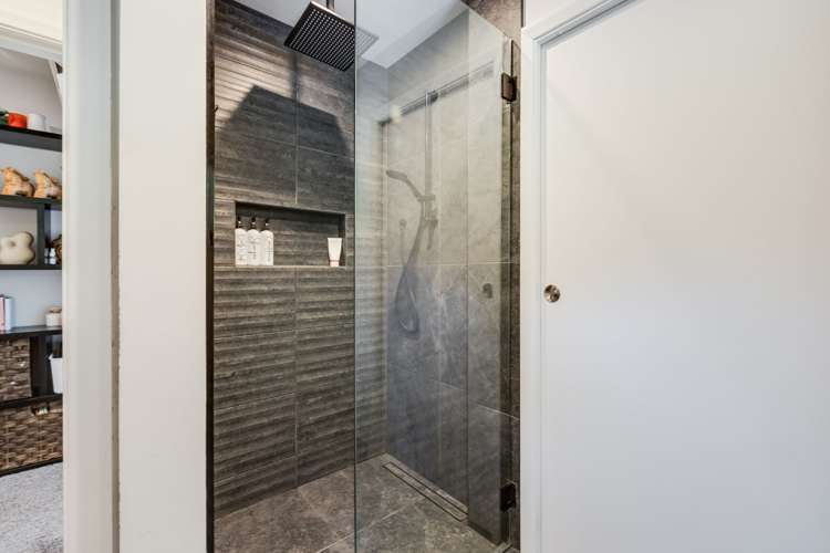 239 Whites Line East Waiwhetu_12