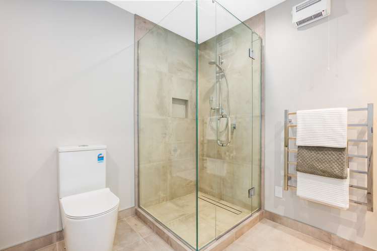 2/7 Grays Road Plimmerton_17