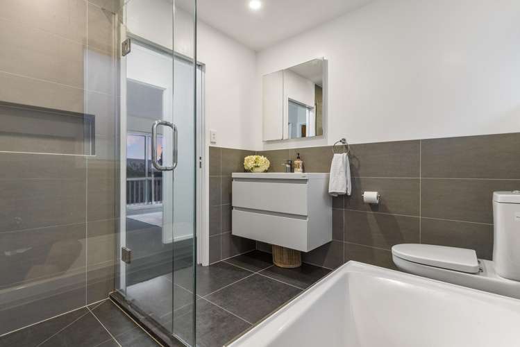 1/20 Royal View Road Te Atatu South_13