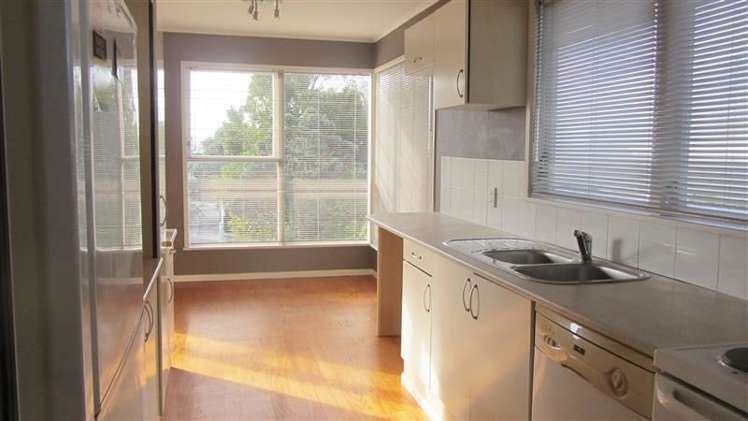 11 Finlow Drive Te Atatu South_3