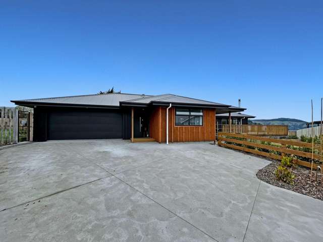 DIAMOND HARBOUR - Three Bedroom, Heat pump, Log Fire, Sea Views