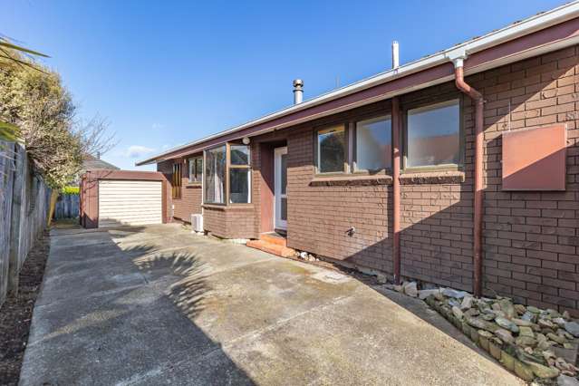 Spacious 2-Bedroom Plus Flex Room in Sunny Waikanae – Ideal Family Living!