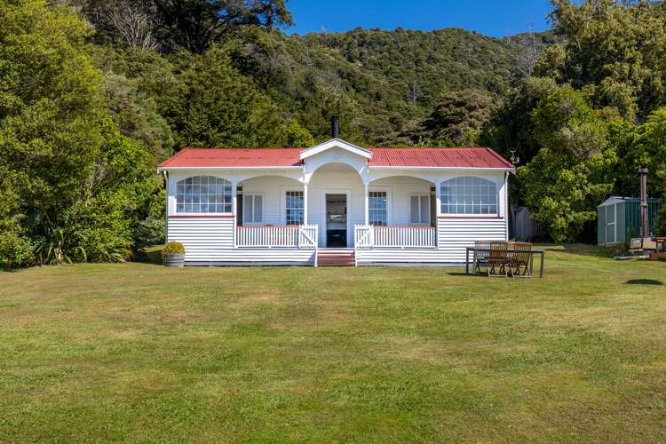 2121 Queen Charlotte Drive Anakiwa and Surrounds_5