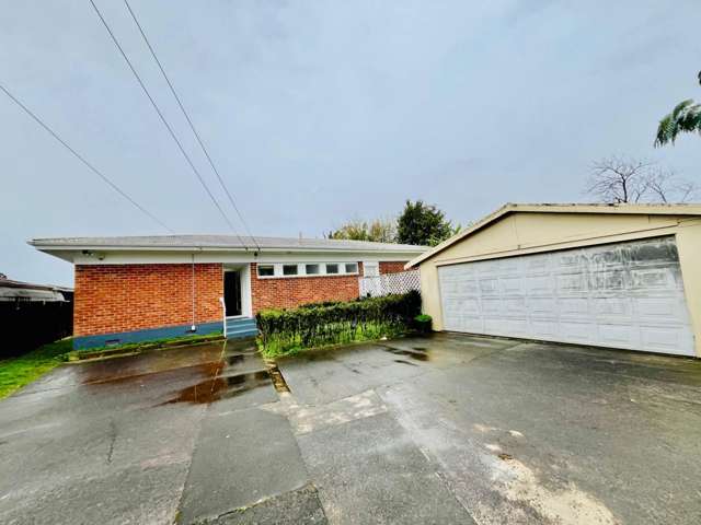Freshly Renovated 3 bedroom with Double Garage...