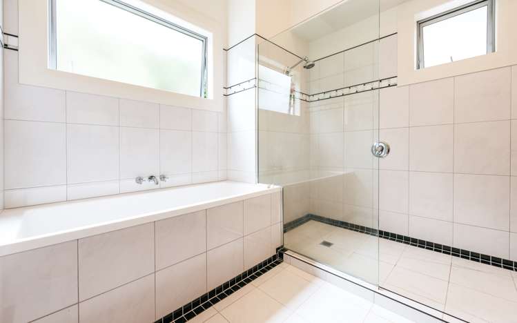 1/304b Sea View Road Ostend_14