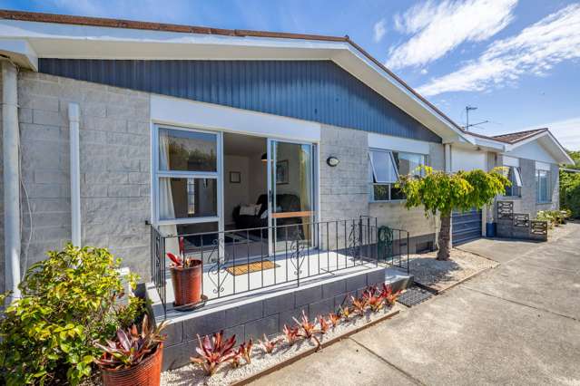 Easy-Care, City Fringe Living!