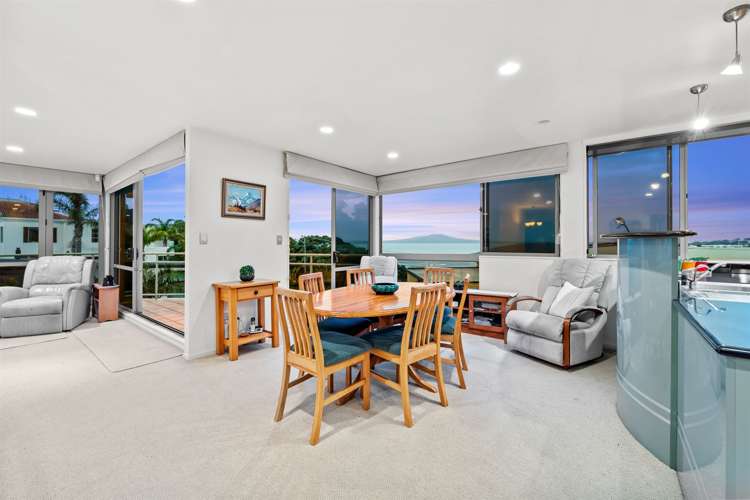 2/8 Beach Road Castor Bay_6