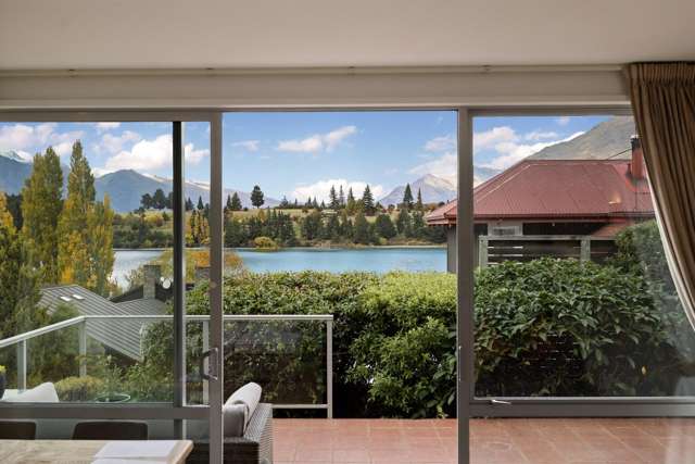 Relax by the lake, walk to town