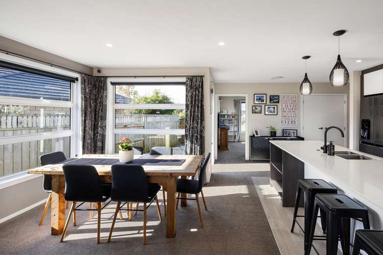 15 Hyatt Close Leamington_17