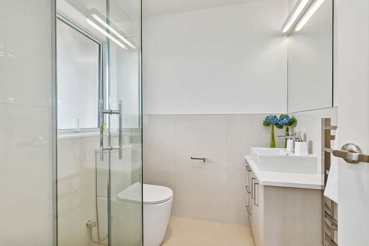 71 Bordeaux Parade Te Atatu South_11