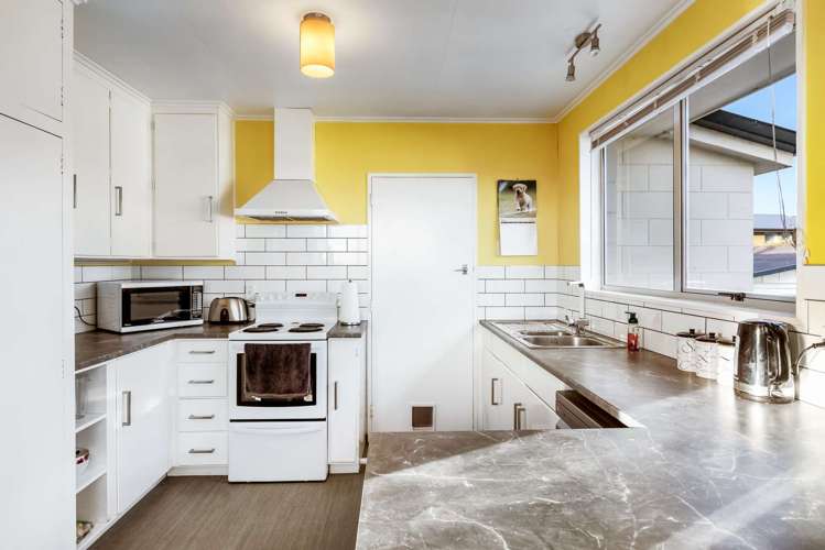 2 Dale Crescent Gore Surrounds_11