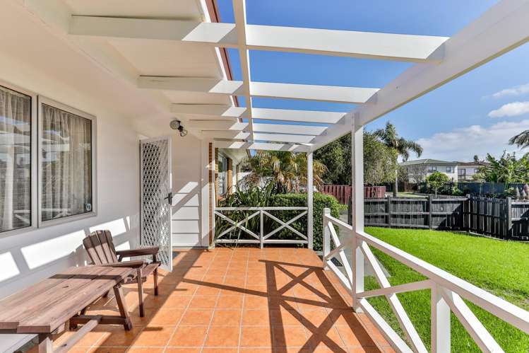 2/5 Vivian Wilson Drive Eastern Beach_3