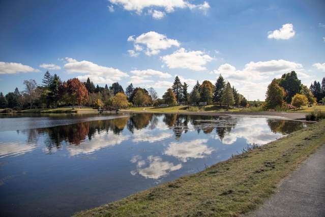 Enjoy lakeside living!! 