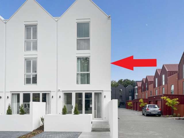 CITY CENTRE - THREE BEDROOM, THREE BATHROOM LUXURY TOWNHOUSE