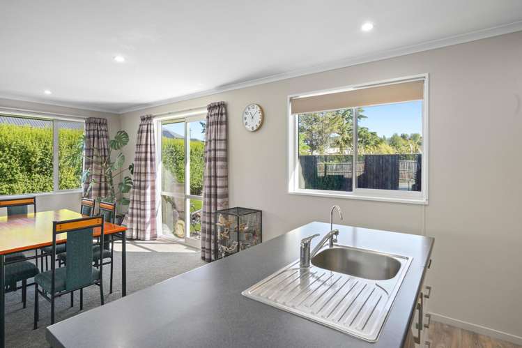 8/17 Wineberry Avenue Amberley_6