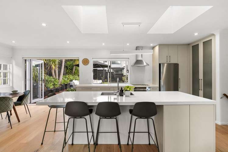 16 Pickwick Parade Mellons Bay_10