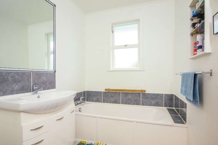 16 Clinton Avenue Te Atatu Peninsula_14