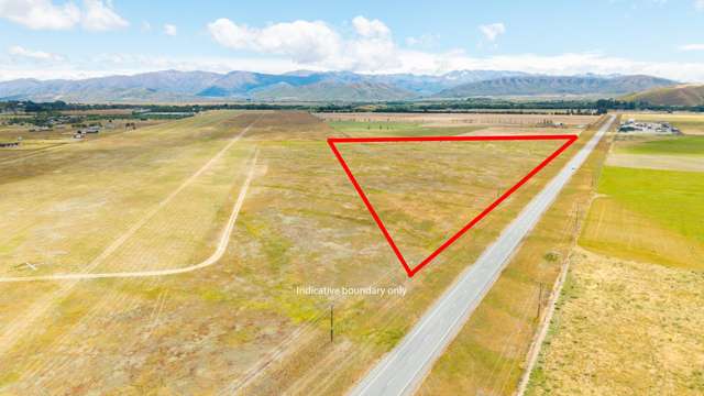 Unique 7 ha Opportunity with Subdivision Potential