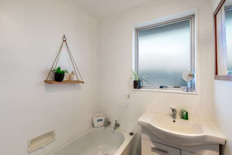 2 Dale Crescent Gore Surrounds_21