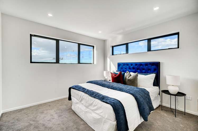 14&16 Woodford Ave Henderson_16