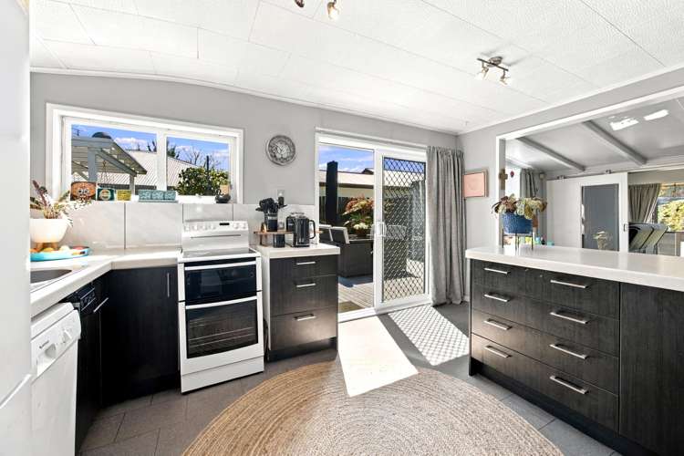 64 Cuffs Road Wainoni_10
