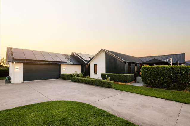 Pool, presence and parking - The St Kilda package!