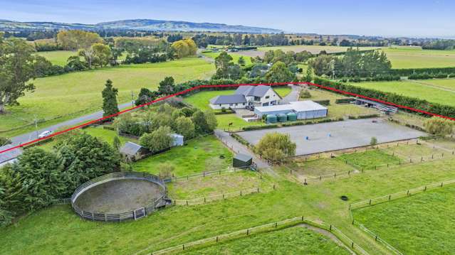 *UNDER OFFER* Outstanding Lifestyle Property