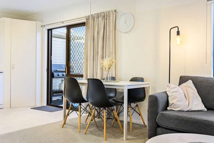 2/7 Eskdale Road Birkdale_10