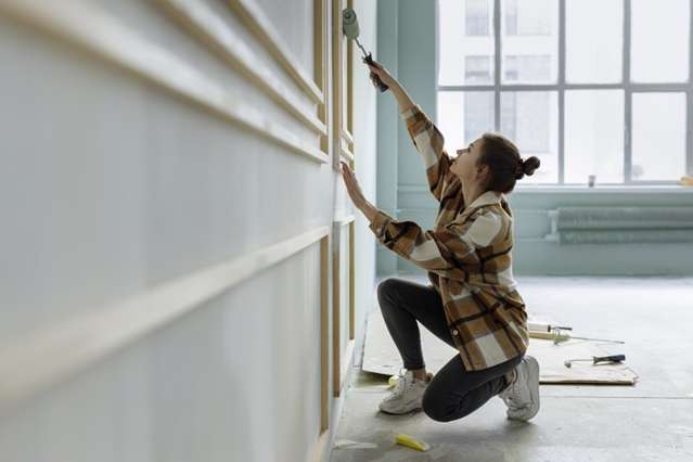 ‘We’ll stay another 10 years’: Kiwis borrowing up to $600k to renovate homes they can’t afford to sell