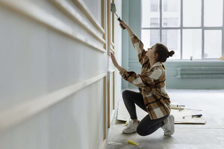 ‘We’ll stay another 10 years’: Kiwis borrowing up to $600k to renovate homes they can’t afford to sell
