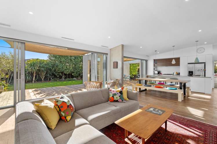 6 Hedge Close_5
