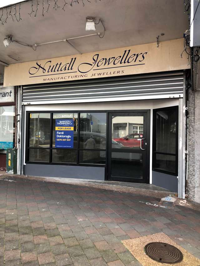 SMALL RETAIL WITH PARKING ON BUSY MOKOIA