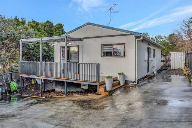 Fantastic First Home, With Ample Parking On Site!