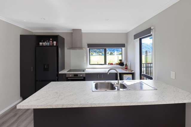 32 Harry Martin Lane Wainuiomata_2