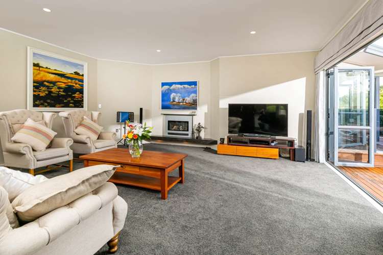 8 Almond Grove Greenhithe_2