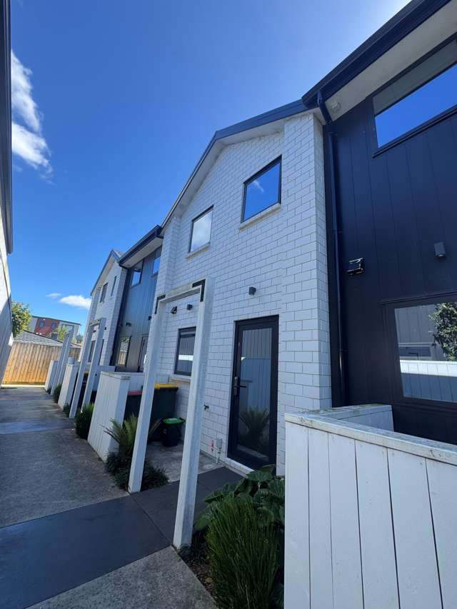 Private, Modern 1 Bedroom Townhouse with Park Views - Te Atatu Peninsula
