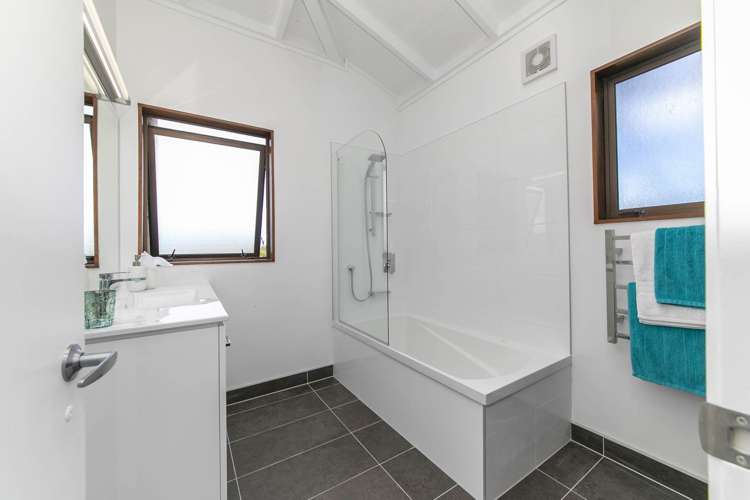 42 Rauhuia Crescent Parau_11