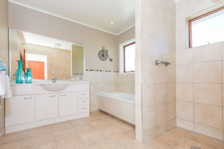 2/7 Malloy Place Eastern Beach_8