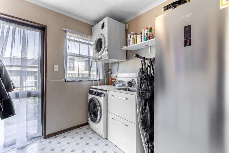 720 Queens Drive Waikiwi_13