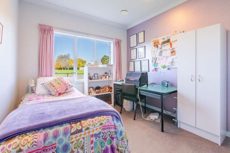 32 Heynes Place Clive_6