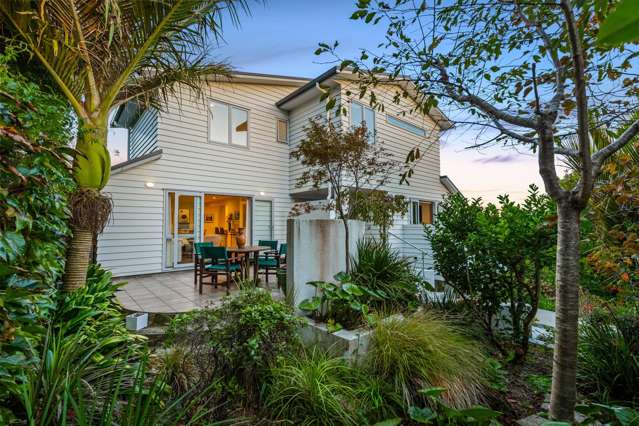 Lakeside luxury – vendors have bought!