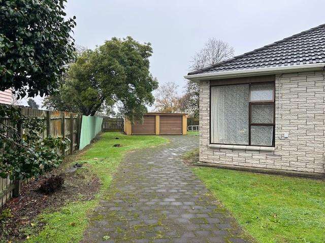 FOUR BED BRICK & CONCRETE TILE ON SUPER SIZED SITE