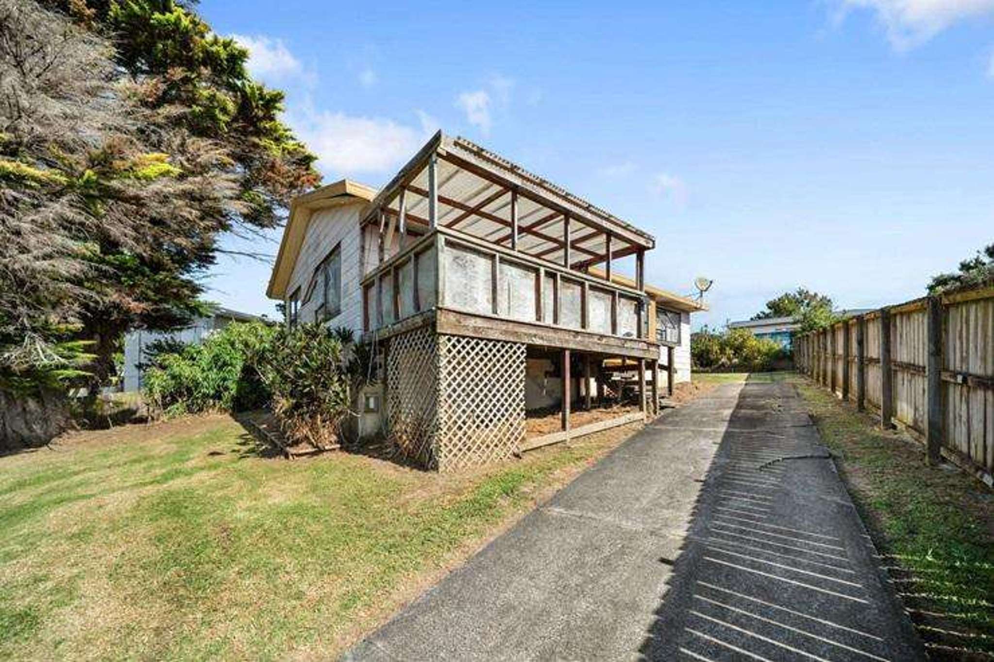 South Auckland’s ‘worst do-up’ stuns at auction, selling $230k over reserve