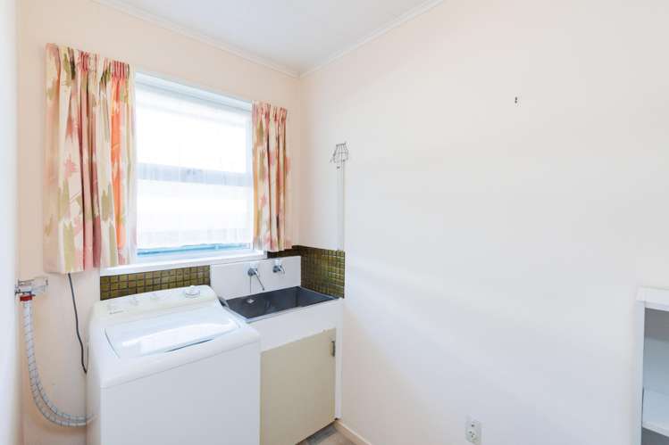 5 Hollows Crescent Takaro_12