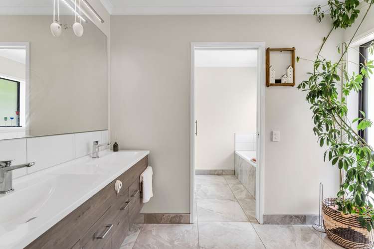 117 Queen Charlotte Drive Aotea_12