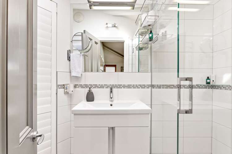 2/5b Eton Avenue Devonport_16