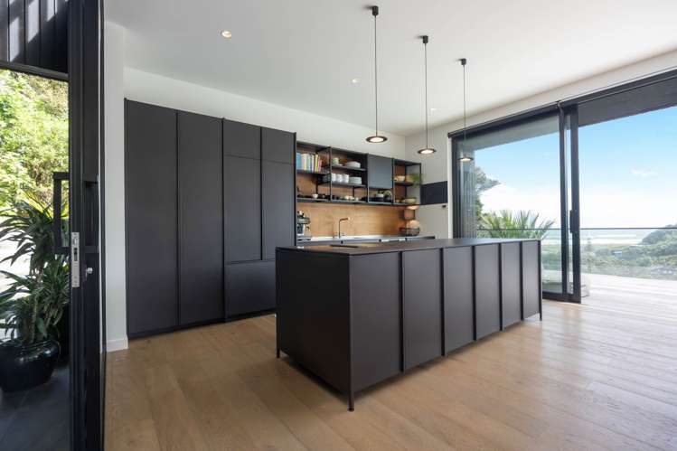 111 Garden Road Piha_13