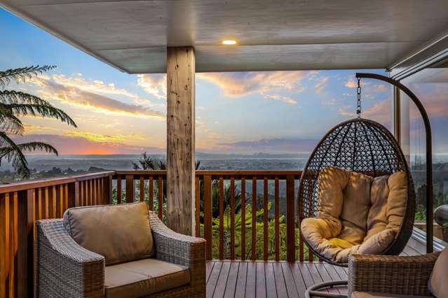 Panoramic City Views. Timeless Bungalow.